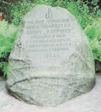 Obelisk w M�ocinach upami�tniaj�cy walki o lotnisko biela�skie w dniach 1 i 2 sierpnia 1944 r.