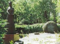 Pomnik przy Dw. Gda�skim,  gdzie w dw�ch krwawych natarciach,  w dn. 20 i 22 sierpnia 1944 r. poleg�o ok. 450 partyzant�w Grupy Kampinos