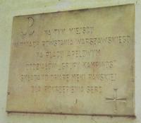 Tablica pami�tkowa w Wierszach informuj�ca,  �e ko�ci� zosta� wzniesiony w miejscu,  gdzie w czasie Powstania odprawiane by�y Msze �w. dla �o�nierzy Grupy Kampinos