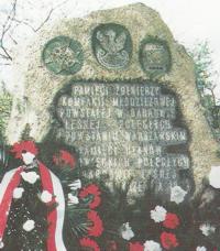 Pomnik w D�browie Le�nej wzniesiony ku czci u�an�w jaz�owieckich poleg�ych w 1939 r. oraz �o�nierzy komp. m�odzie�owej walcz�cej w Grupie Kampinos