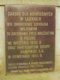 Tablica w Zak�adzie Niewidomych w Laskach upami�tniaj�ca dzia�alno�� szpitala,  kt�ry s�u�y� �o�nierzom Wrze�nia 1939 r. i partyzantom Grupy Kampinos