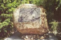 Obelisk przy szkole w Zaborowie,  gdzie w latach 1943-1944 �andarmii hitlerowscy katowali i mordowali �o�nierzy konspiracji i mieszka�c�w VIII Rejonu