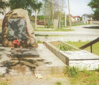 Pomnik w Truskawiu ku czci poleg�ych i pomordowanych �o�nierzy konspiracji i mieszka�c�w
