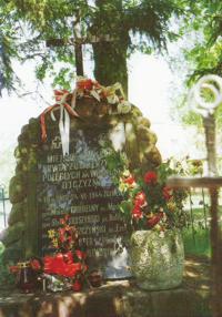 Obelisk w Sierakowie,  w miejscu gdzie 24 czerwca 1944 r. zgin�o zastrzelonych z zasadzki przez zaborowskich �andarm�w pi�ciu �o�nierzy kadry dow�dczej Dywersji Bojowej VIII Rejonu