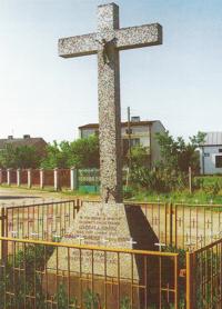 Pomnik w Truskawiu w miejscu,  gdzie 18 listopada 1943 r. hitlerowcy spalili �ywcem i rozstrzelali kilku mieszka�c�w wsi