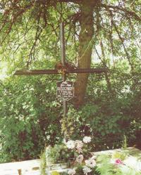 Pomnik w Horn�wku upami�tniaj�cy wymordowanie przez hitlerowc�w w sierpniu 1944 r. rodziny Gieszczy�skich