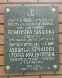 Tablica w Izabelinie przy ul. Le�nej,  upami�tniaj�ca miejsce,  gdzie 1 listopada 1943 r. �andarmii z Zaborowa,  po odkryciu magazynu broni,  spalili budynek wraz z matk� 'D�ba II' i w�a�cicielk� budynku
