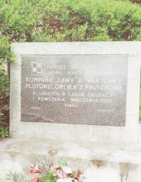 Tablica upami�tniaj�ca �o�nierzy komp. lotniczej por. 'Lawy' i plutonu ppor. 'Orlika',  przyby�ych z innych rejon�w i w��czonych do Grupy Kampinos
