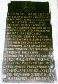 Tablica pami�ci 14 uczni�w b. Szko�y Powszechnej Nr 3 poleg�ych w latach 1939-19445 - SP nr 3, ul. Broniewskiego 7 w Legionowie