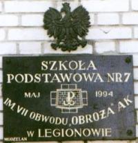 Tablica upami�tniaj�ca nadanie szkole imienia: VII Obwodu Obro�a - SP nr 7, ul. Kr�lowej Jadwigi 7 w Legionowie
