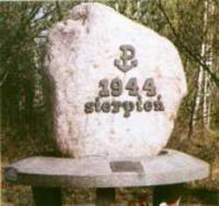 G�az pami�ci poleg�ych �o�nierzy i dow�dcy 3 komp. 1 batalionu Rejonu Marianowo-Brzoz�w por. Stefana Krasi�skiego ps. 'Kacper' w walkach powsta�czych, sierpie� 1944 r. - r�g ul. Ko�ciuszki/Wrzeci�skiej (granica Legionowo/Chotom�w) 