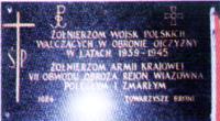 Wi�zowna - ko�ci� pw. �w. Wojciecha. Tablica z granitu po�wi�cona pami�ci �o�nierzy WP walcz�cych w obronie ojczyzny w latach 1939-1945 i �o�nierzom AK VII Obwodu Obro�a rejon Wi�zowna poleg�ym i zmar�ym.